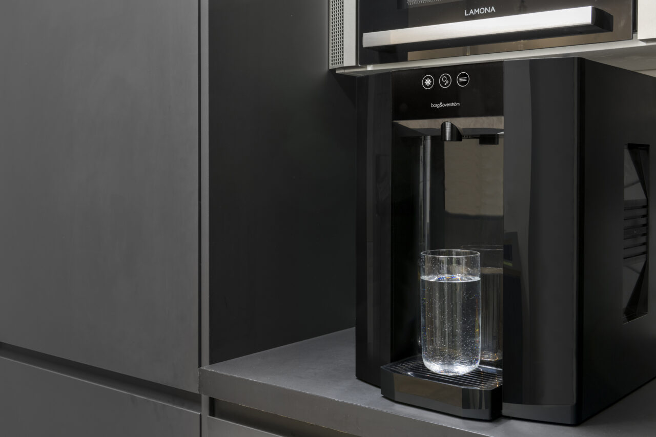Borg & Overström E4 all black tabletop unit