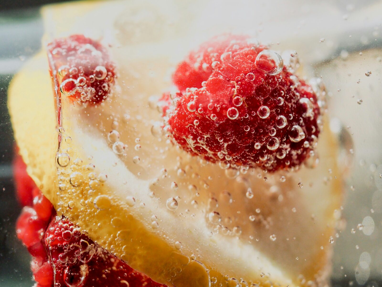 Fresh raspberry and lemon flavoured sparkling water