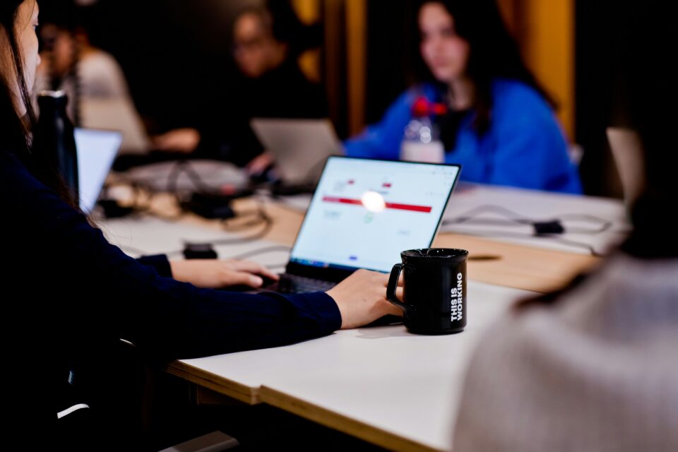 benefits of hot desking