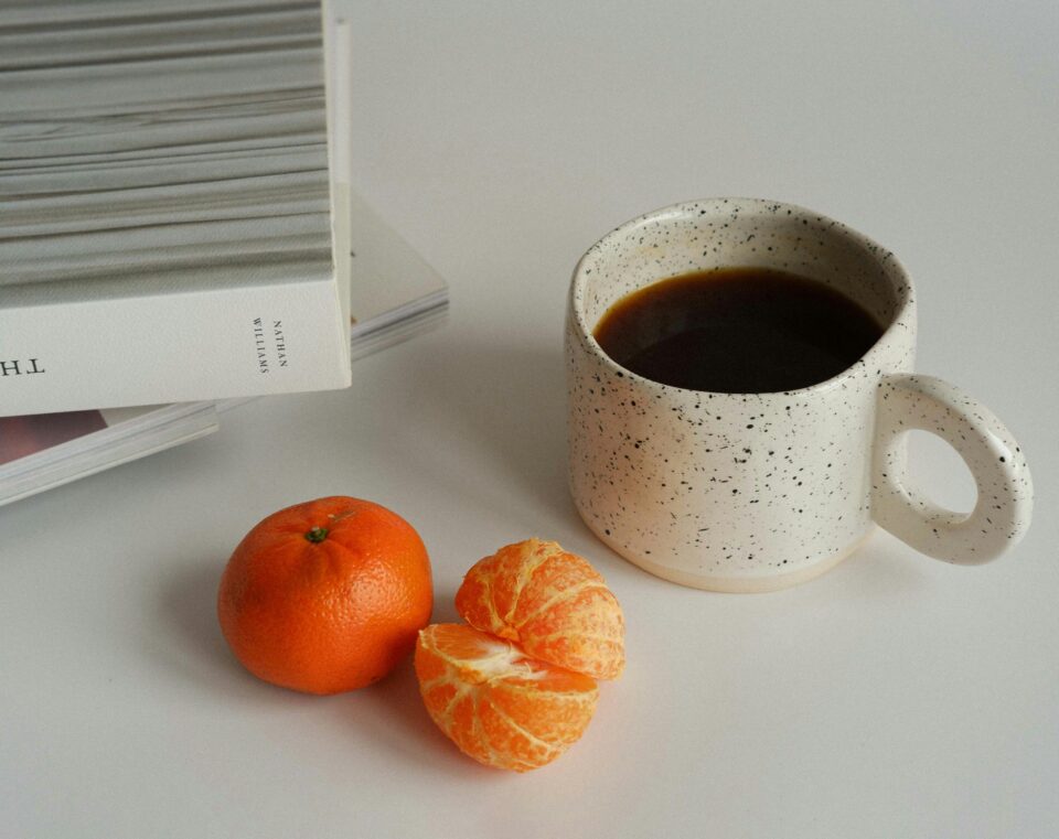 Healthy snacks with coffee can include fruit