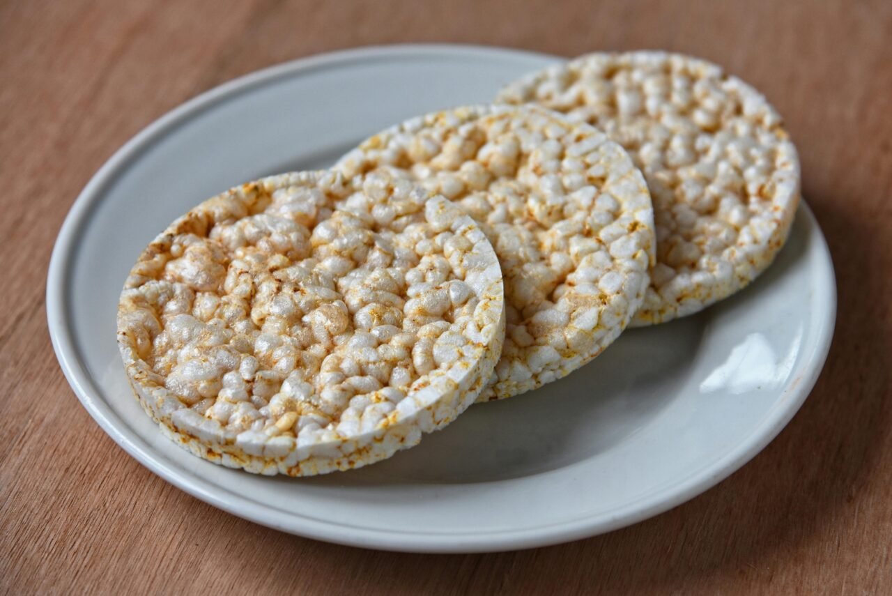 Healthy snacks with coffee can include rice cakes