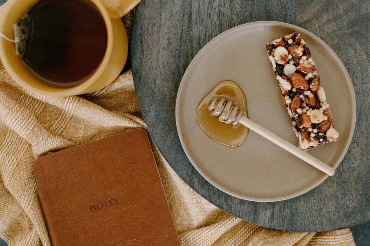 Healthy snacks with coffee include protein bars and granola bars