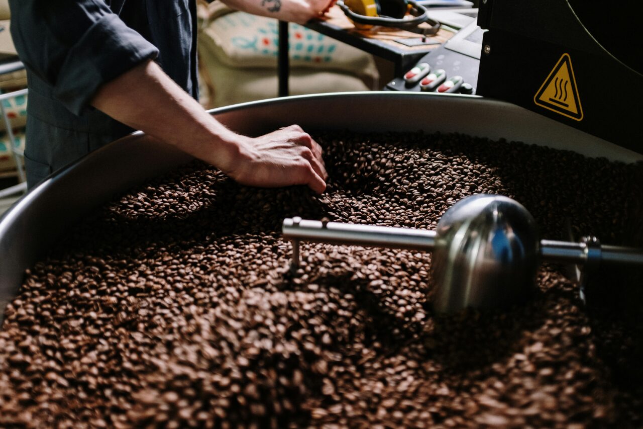 The coffee bean roasting process during the second crack sound